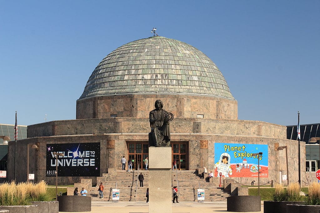 1024px-adler_planetarium_front